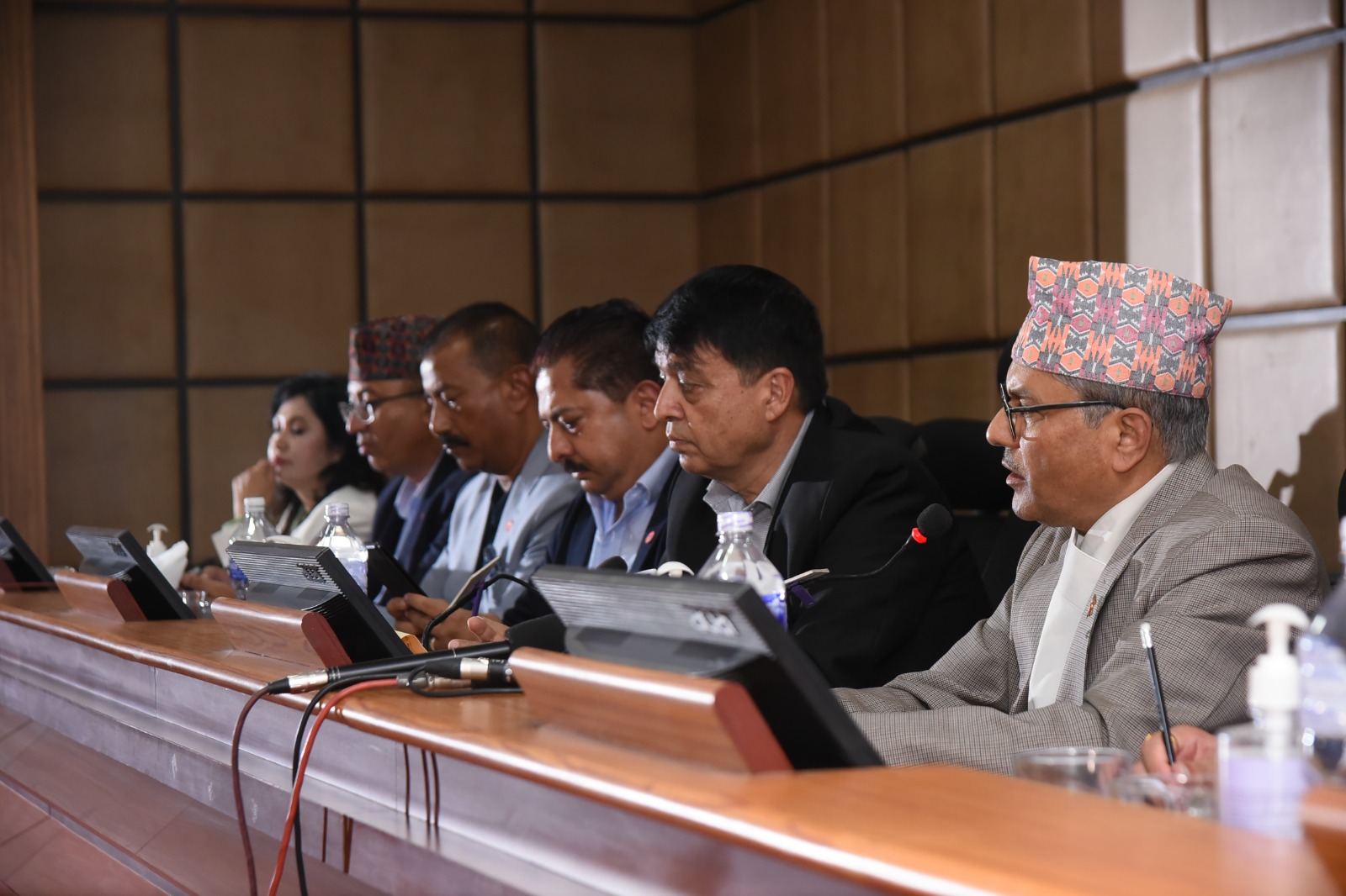 सेयर, घरजग्गा र गर गहना कारोबारलाई सहज बनाउन महासंघका अध्यक्ष ढकालको गभर्नर अधिकारीलाई सुझाव